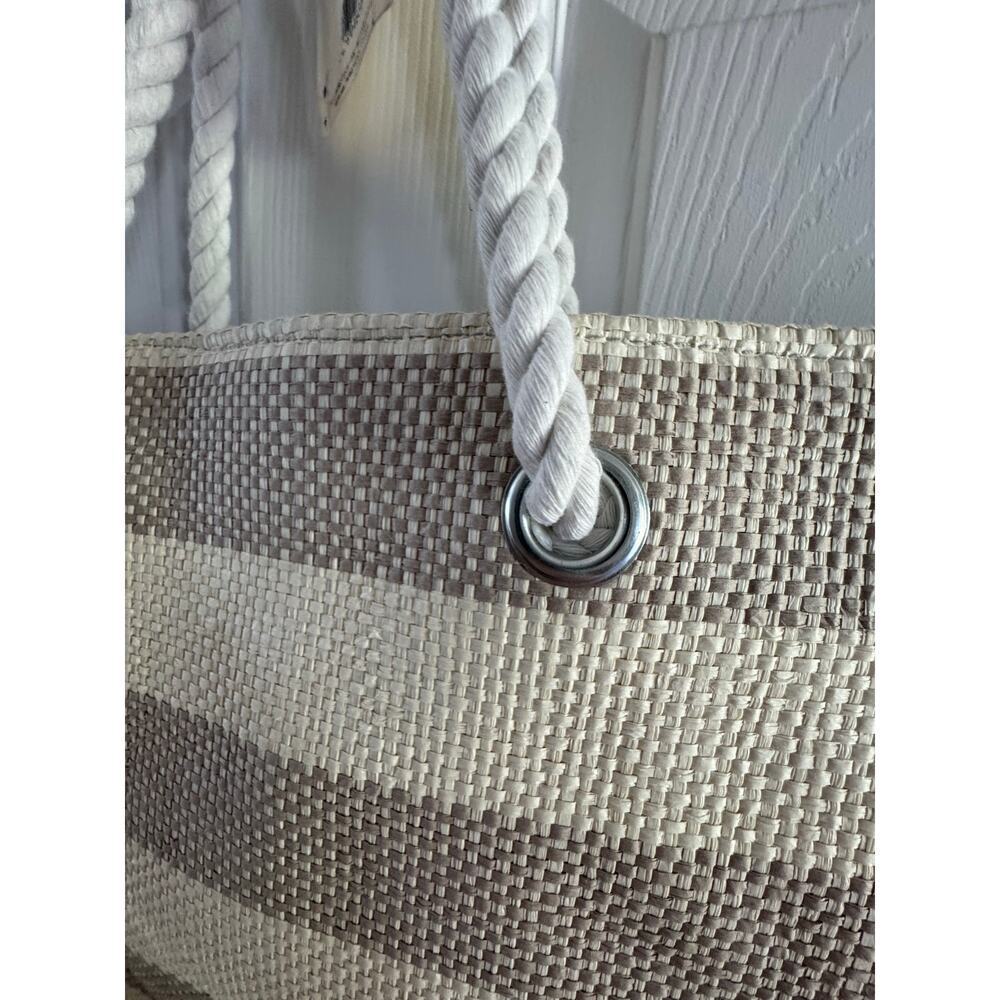 NWT Spacious Woven Tote With Button Closure & Inside Pocket - Picture 6 of 7